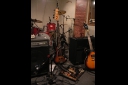東京都世田谷区の音楽スタジオ StarWoods Recording Studioブースは決して広くはないですが、3パートでの一発録りはスタンダードに行うことができます。 東京都世田谷区の音楽スタジオ StarWoods Recording Studioブースは決して広くはないですが、3パートでの一発録りはスタンダードに行うことができます。