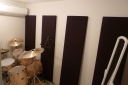 東京都台東区の音楽スタジオ Bookstone Studio上野奥にドラムセットが設置されていますので、他の楽器は手前のスペースで練習できます。鏡は飛散防止で、コロ付きで上下の角度調節が簡単にでき自分のフォームチェックができます。 東京都台東区の音楽スタジオ Bookstone Studio上野奥にドラムセットが設置されていますので、他の楽器は手前のスペースで練習できます。鏡は飛散防止で、コロ付きで上下の角度調節が簡単にでき自分のフォームチェックができます。