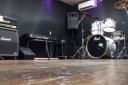 愛知県刈谷市板倉町の音楽スタジオ studio Etude 刈谷店15畳のスタジオです!
Aスタジオ同スペックですが、ベースアンプがHARTKEです! 愛知県刈谷市板倉町の音楽スタジオ studio Etude 刈谷店15畳のスタジオです!
Aスタジオ同スペックですが、ベースアンプがHARTKEです!