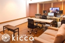 東京都武蔵野市の音楽スタジオ　サウンドスタジオ キッカ吉祥寺16帖。レコーディング時のメインコントロールルームとしてご利用いただいています。ミックスの確認などもこちらのスタジオで行います。