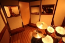 東京都西東京市の音楽スタジオ　Studio TLive (スタジオトライブ)ラージブースには可動式のパーテーションも常設してあります。