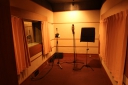東京都西東京市の音楽スタジオ　Studio TLive (スタジオトライブ)スモールブースは、ボーカル録音のほか、小口径のドラムもセッティング可能。アンプルームとしてもご使用いただけます。 他ブースとのコミュニケーションもスムーズ。